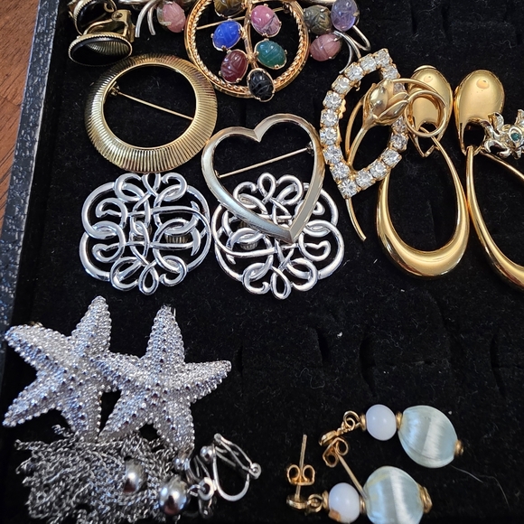 *Final Price* Huge Tray Assortment Lot Vintage Brooches & Earrings Bundle Estate - Picture 14 of 15